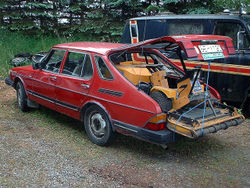 A Saab 900 combi coup showing loaded with a 250 kg Stiga ride-on lawnmover.