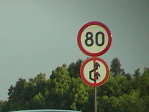 Chinese sign indicating a speed limit of 80 km/h, as well as a restriction on overtaking.