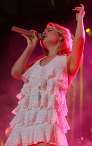 LeAnn Rimes singing in concert